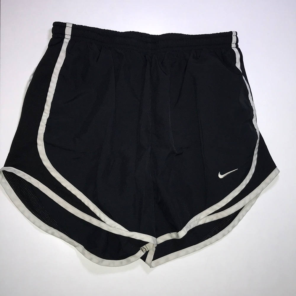 BLACK NIKE SHORTS